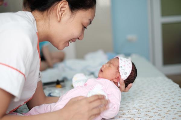 Học ngành Hộ sinh có dễ xin việc không?