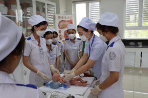 Điều dưỡng chuyên ngành Hộ sinh trang bị cho sinh viên kiến thức và kỹ năng chăm sóc sức khỏe bà mẹ, trẻ sơ sinh, đáp ứng nhu cầu nhân lực của ngành y tế