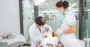 Điều dưỡng nha khoa đảm nhiệm vai trò hỗ trợ chuyên môn tại các phòng khám và cơ sở khám chữa bệnh răng hàm mặt