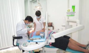 Mức lương điều dưỡng nha khoa phụ thuộc vào trình độ chuyên môn, kinh nghiệm và môi trường làm việc